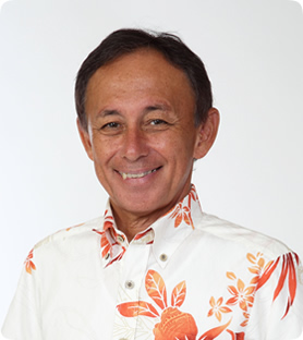 沖縄県知事の顔写真